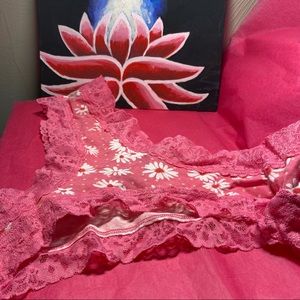 VS Pink Patterned Lace Thong Large